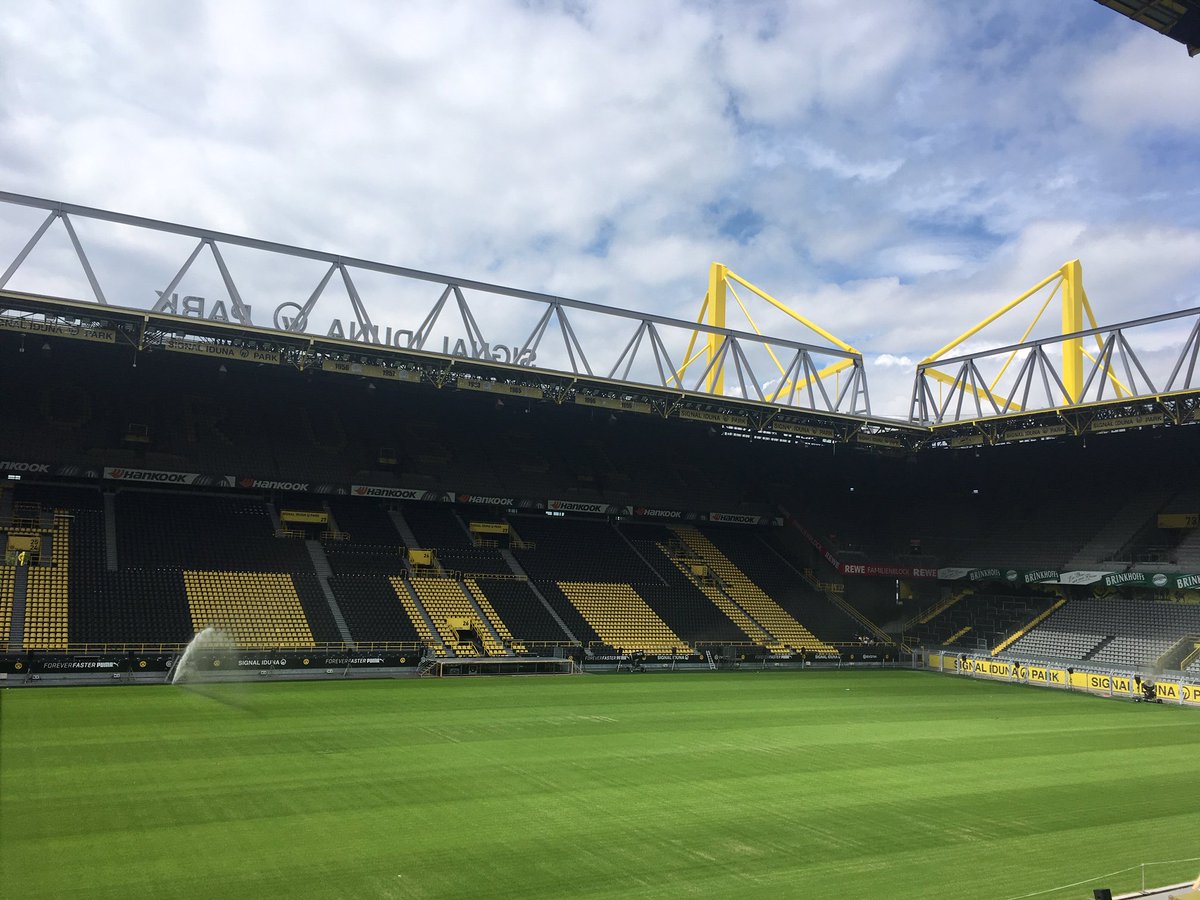 b_schaefers's tweet photo. Grüne Fanschals statt schwarzgelber: #Kirchentag in der Fußballstadt #Dortmund. Darüber reden wir in @dlfkultur-Nachspiel um 17.30h: https://t.co/09RCaZpvPD @BVB @kirchentag_de @doering_stefan https://t.co/jmxin8wDhO