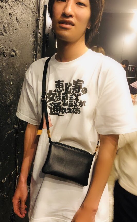 納言 すすきみゆき 今日バティオスネタ祭りありがとね 相方 うちらのグッズｔシャツのサンプルで渡された奴 私服として着てきたんだけど ふてくされながら 恵比寿の女は冗談が通じねぇなあじゃなえよ 写真撮る時不機嫌ツラこく おめぇが1番冗談通じ
