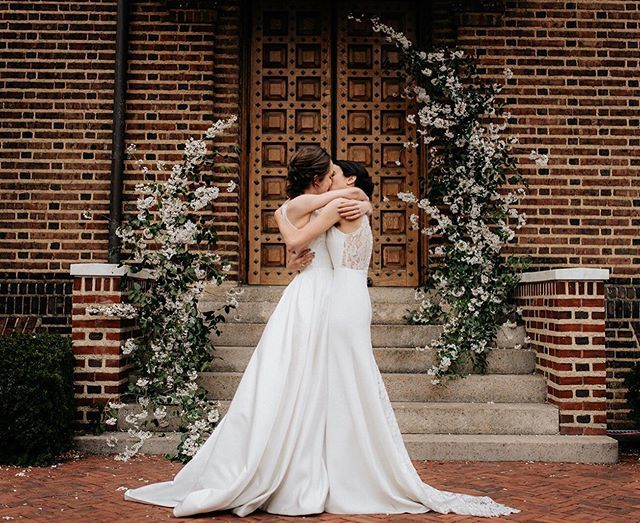 Love ❤️❤️❤️
_____
📷: @vivalovephoto // planning, design &amp; management: us! // venue: <a href="/pennmuseum/">Penn Museum</a> @events_pennmuseum // florals: @wearewildflowers // hair &amp; makeup: @onlo_beauty // tunes: <a href="/djamaze/">DJ AMAZE</a> for <a href="/icondjs/">Icon DJs</a> and Persimmon Sounds // lounge: @maggpiere… bit.ly/2x9y2ZR
