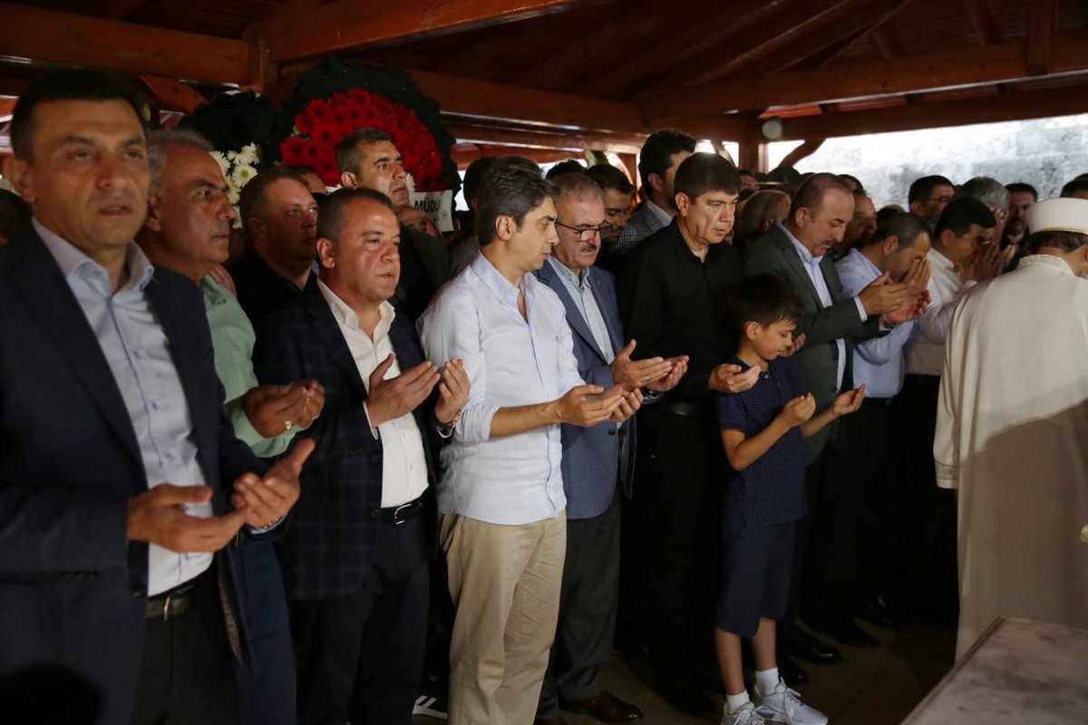 BocekMuhittin's tweet photo. Sayın Menderes Türel’in annesi Serçin İnci Teyzemiz için son görevimizi yerine getirdik. 

Allah Rahmet eylesin, mekanı cennet olsun. https://t.co/6S0DySuFi4