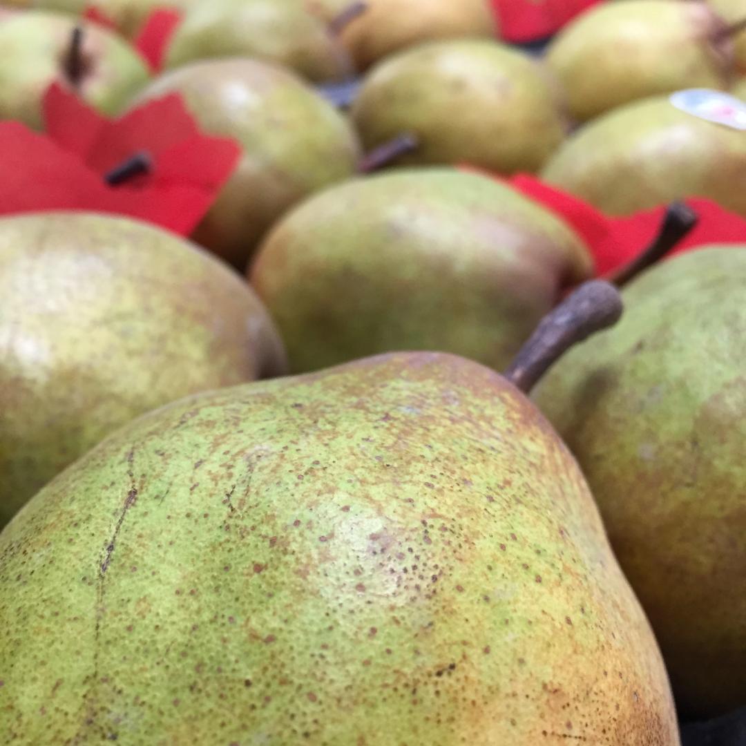 diva_france's tweet photo. Classée au Site Remarquable du Goût, la poire de Valloire est utilisée pour les eaux de vies chez la Distillerie Ogier depuis 1929. 🍐

#poire #pear #france #madeinfrance #frenchspirits #eaudevie #distillerieogier #do #siteremarquabledugout https://t.co/3znep6z5nQ