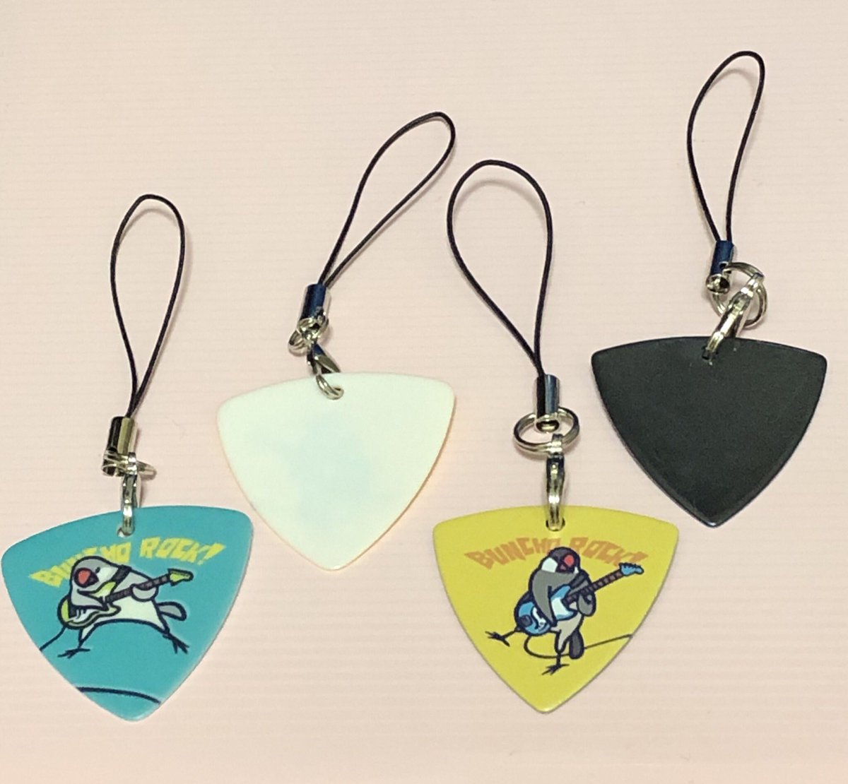 nao_music_bird's tweet photo. 文鳥ピック(•̀Θ•́)✧初期のもの(左)と素材が変わって裏が黒くて頑丈でかっこよい印象になりました✨ #もしもしこちら文鳥 #BUNCHOROCK https://t.co/tlI0Y9wLRa