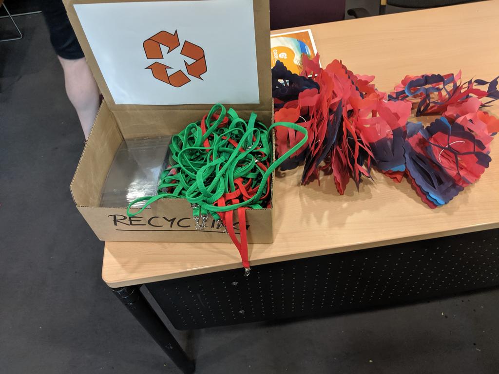 Codemonkey1988's tweet image. Nach dem #t3cs findet nun auch beim #t3cb Badge-Recyling statt. Diese werden dann beim nächsten Event wiederverwendet. Gefällt mir 👍