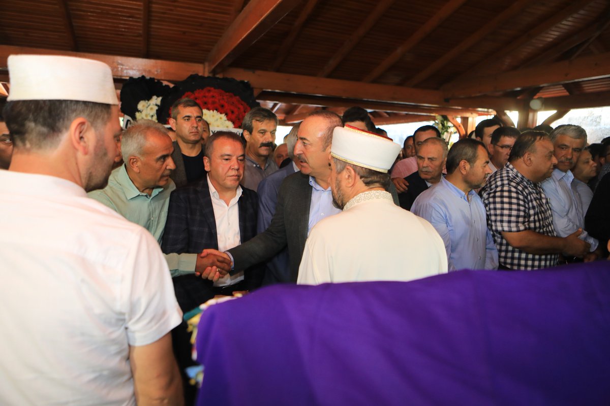 KemalSYN_44's tweet photo. Eski Antalya Büyükşehir Belediye Başkanı Menderes Türel'in annesi Serçin İnci Türel'in cenazesi (81), Antalya'da toprağa verildi. 
Dışişleri Bakanı Mevlüt Çavuşoğlu, cenazede Türel'i yalnız bırakmadı. 
Menderes Türel'in oğlu Akın Türel de babası ile saf tuttu. https://t.co/34comeEU9o