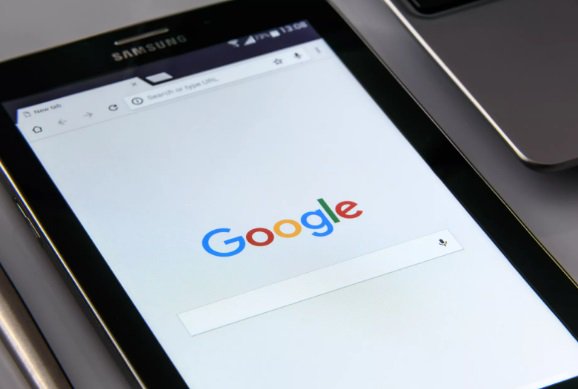 «La página que aparece en primera posición de Google recibe el 53% de los clics. La diferencia con el segundo es tremenda (15%) y a partir de la quinta posición, ya no existes», afirman <a href="/ana_pedroche/">Ana Pedroche</a> y <a href="/Fran_de_Vicente/">Fran de Vicente</a>, socios de la agencia <a href="/DisenoWeb_TPW/">TuPosicionamientoWeb</a>. hubs.ly/H0jrc660