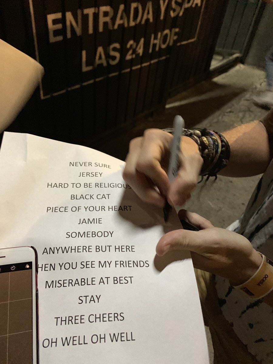 mxrumm's tweet photo. The best concert of my life. Thank you for everything @maydayparade , and @DerekSanders thanks for being the sweetest person. 🖤🤞🏼 https://t.co/78PWSb4gua