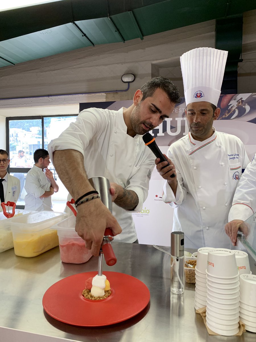TaobukFestival's tweet photo. 😋 Cooking-Show a #TaoBuk19.
Gli chef #GiuseppeArena #RosariaFiorentino e #GiuseppeGeraci deliziano i palati dei nostri ospiti con le loro prelibatezze.
#FudHub #IlDesiderio https://t.co/sOsOnVCAFn