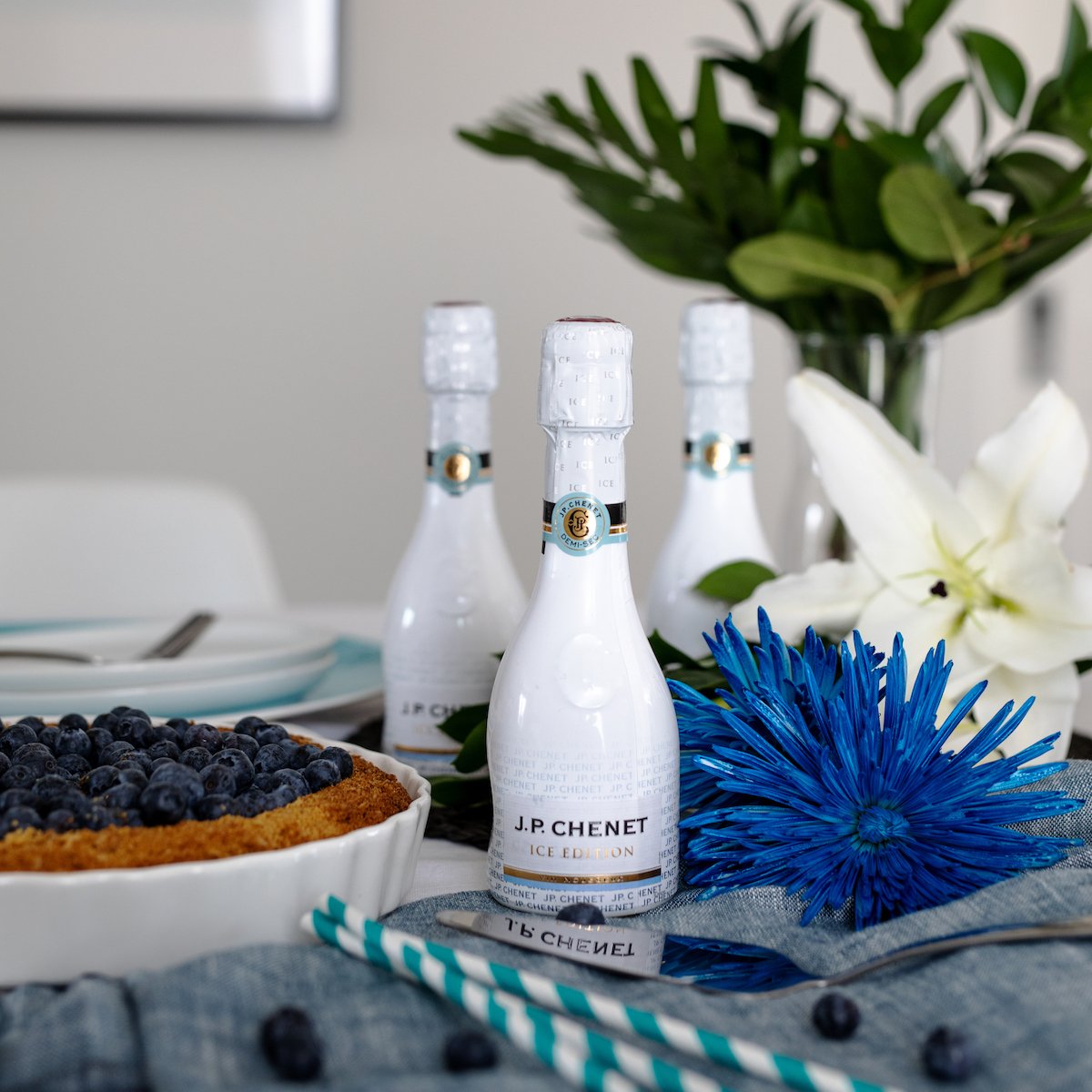 Blueberry pie and bubbles get together for Saint-Jean-Baptiste Day. 🥧🥂 Get ready to celebrate with our J.P. Chenet ICE! ! 💙 From June 20 to July 7, get 1$ off and 500 bonus points on the 750 ml bottle. Cheers! → bit.ly/2DfDn5j #ShareThePleasure