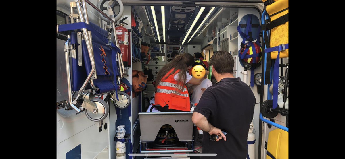 CREMendavia's tweet photo. Hoy terminamos los festejos taurinos en Mutilva! Aprovechamos que se acercan los niños para que conozcan una ambulancia y no le tengan miedo https://t.co/vtmKSakP7r