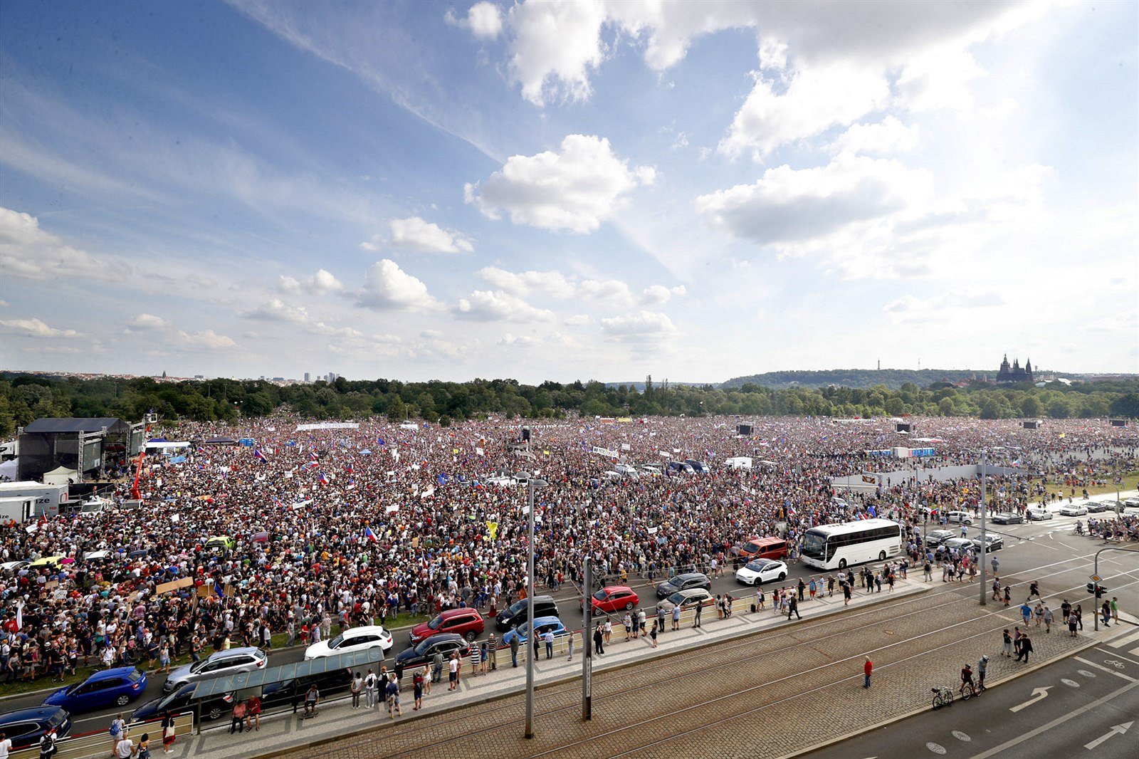 1000 человек на фото. 250 тысяч человек. протесты в чехии. толпа 5 тысяч человек. митинг в чехии.