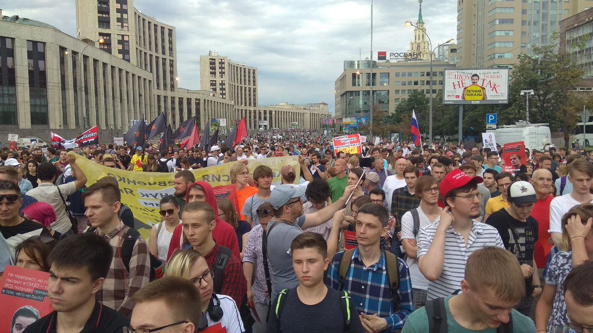 JohannBihr's tweet photo. Happening now: nearly 4,000 people marching in Moscow for #PressFreedom and against police arbitrariness! Meetings were also held in a dozen of cities across #Russia.
Ivan Golunov is free, #WhatAboutTheOthers? #АКакЖеВсеОстальные #NoImpunity https://t.co/06WgVhfitd