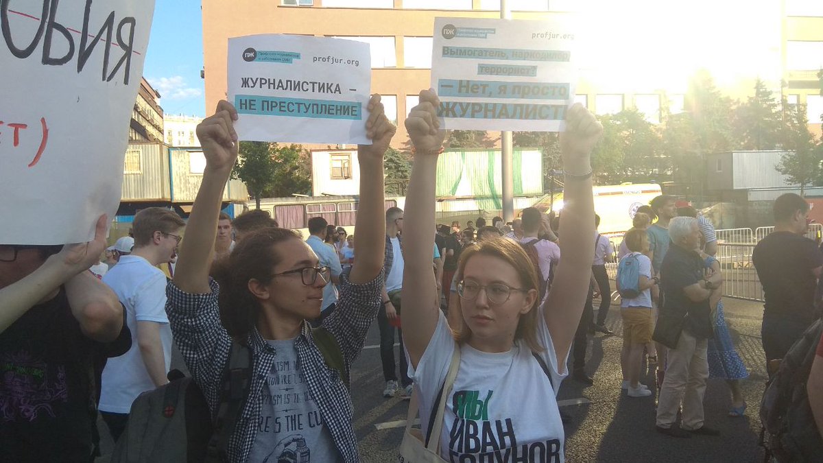 JohannBihr's tweet photo. Happening now: nearly 4,000 people marching in Moscow for #PressFreedom and against police arbitrariness! Meetings were also held in a dozen of cities across #Russia.
Ivan Golunov is free, #WhatAboutTheOthers? #АКакЖеВсеОстальные #NoImpunity https://t.co/06WgVhfitd