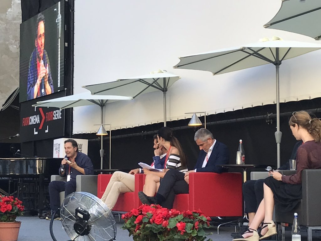 fuoricinema's tweet photo. Una volta che i sapiens hanno voluto fare qualcosa (contro il buco dell’ozono) ci sono riusciti | fare un’economia di riciclo anche sul cibo | non usiamo la soluzione comoda, la plastica, ma la nostra conoscenza| #amore e applausi per la Terra &amp; qualche regola per proteggerla https://t.co/YHznBdviNm