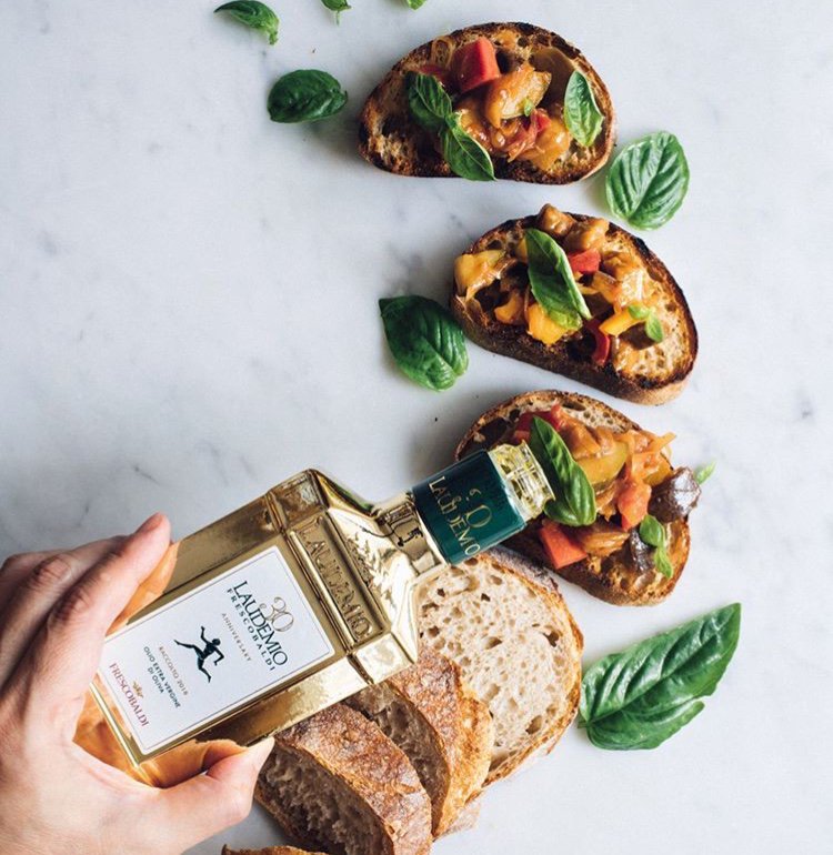 È l’ora dell’aperitivo! Oggi vi proponiamo degli ottimi crostini e per un tocco di classe in più qualche goccia di olio extra vergine di oliva Laudemio 😍

#laudemio #laudemiofrescobaldi #laudemiooliveoil #extravirginoliveoil #olioevo #oil #oliotoscano #olio #tuscanygram #bread