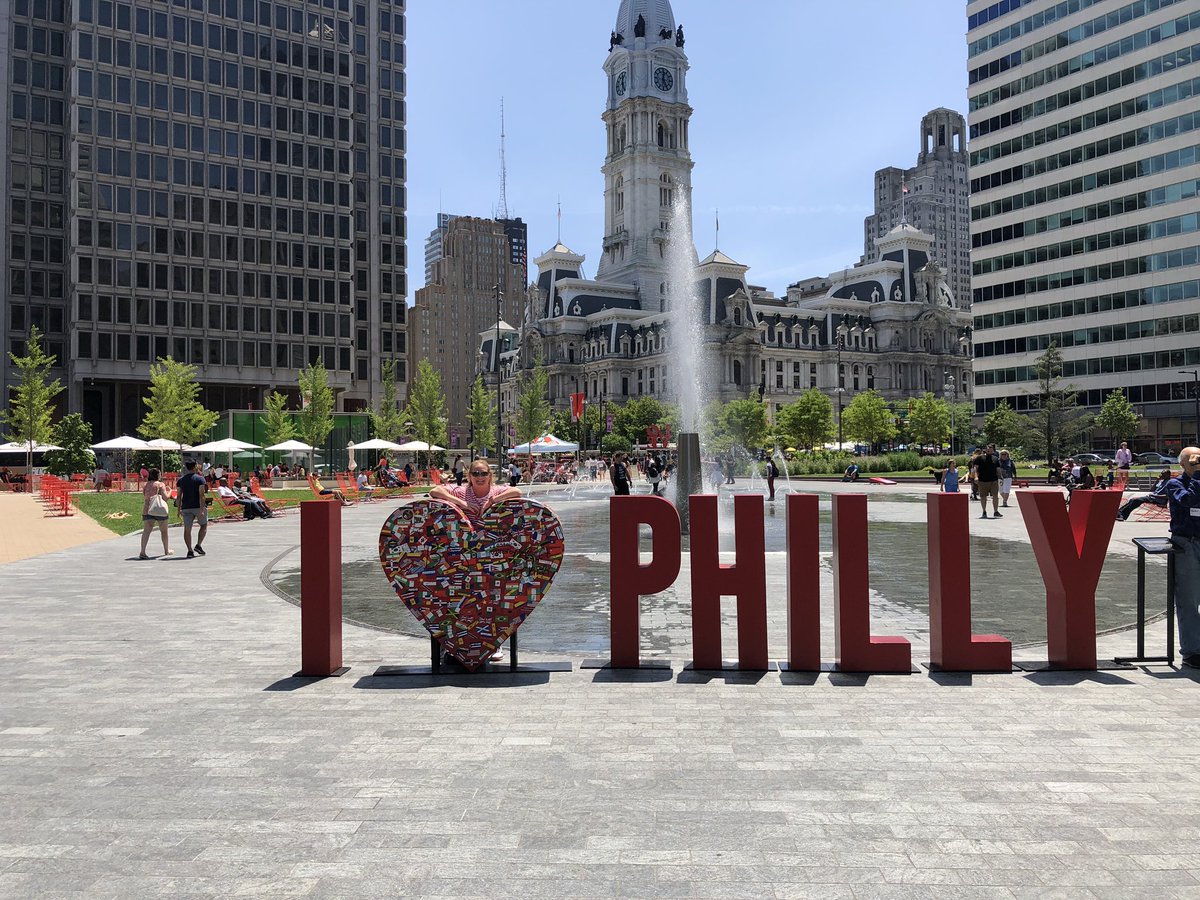 MrsRootJRE's tweet photo. Love Park .... ✔️ #SBVanguard #exploringphilly #iste19 https://t.co/r4hMmnqQJa