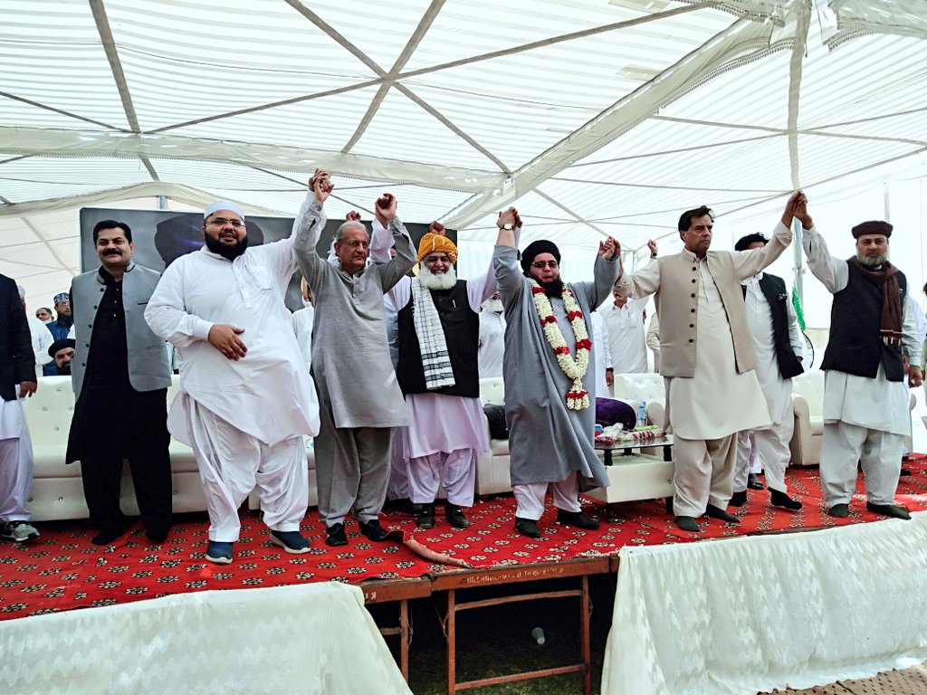 asher_albert's tweet photo. مولانا احمد شاہ نورانی صدیقی کے ١٦ویں عرس کے موقع پر جمعیت علما اسلام کے امیر مولانا فضل الرحمٰن، مسلم لیگ ن یوتھ ونگ کے مرکزی صدر کیپٹن (ر) صفدر، سینیٹر رضا ربانی، حامد میر، راجہ انصاری اور میاں رضا کی شرکت۔ https://t.co/cz3tOF0uxG