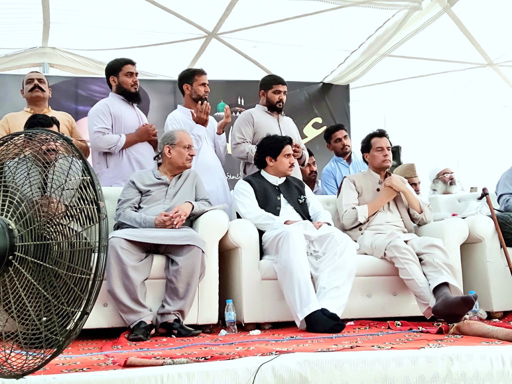 asher_albert's tweet photo. مولانا احمد شاہ نورانی صدیقی کے ١٦ویں عرس کے موقع پر جمعیت علما اسلام کے امیر مولانا فضل الرحمٰن، مسلم لیگ ن یوتھ ونگ کے مرکزی صدر کیپٹن (ر) صفدر، سینیٹر رضا ربانی، حامد میر، راجہ انصاری اور میاں رضا کی شرکت۔ https://t.co/cz3tOF0uxG