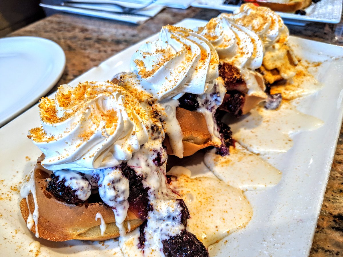 YashYanthi's tweet photo. No better way to end my @SaultTourism visit than a meal at #thebreakfastpig with a few @TravelMediaCA peeps #TMACSSM. Everything is amazing but the waffles are INSANE!!! #bigfoodbucketlist worthy for sure https://t.co/ck0CTkLcdE