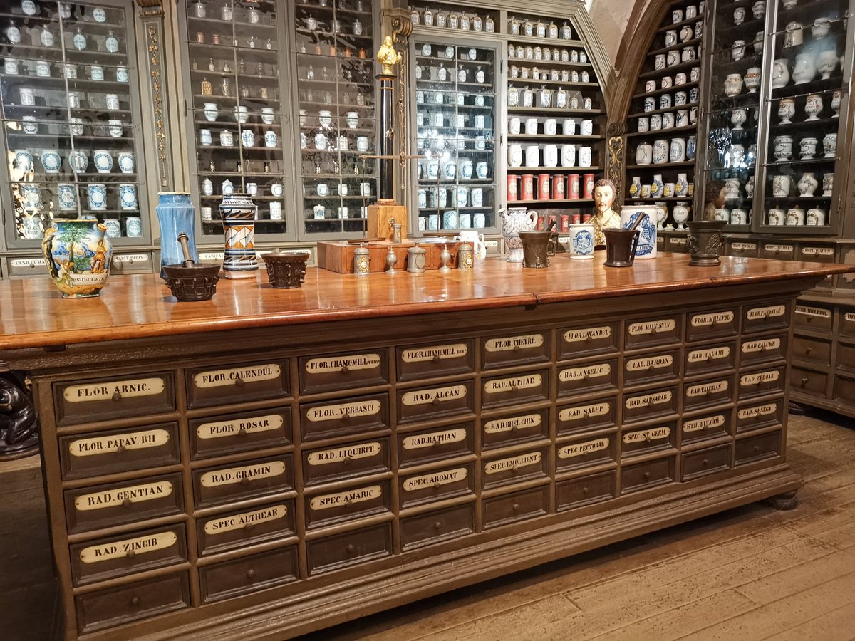 You know you're an #informationArchitect at heart when you visit the German Pharmacy Museum #ApothekenMuseum and just LUST after the 17th and 18th century medicine cabinets on display. Indulge me a bit.
Look, every raw ingredient has a drawer, every prepared mixture has a pot. 😍