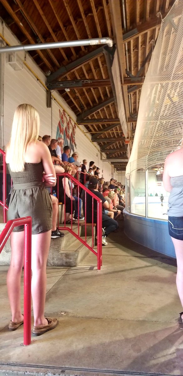 LacrosseOshawa's tweet photo. Not even standing room left in #OBKHouse for this #BTB2018 #BraverthanBrave Gold Medal match between #Zone6 rivals @claringtongaels and #OBKMidgets4 min left of game and the score is #OBK 5 #Gaels 3 https://t.co/0uHhRquWao