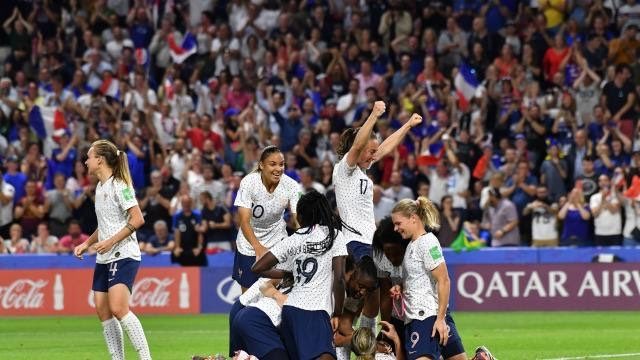 Les Bleues qualifiées !!!! 🇫🇷
La France s'impose face au Brésil (2-1) au bout de 120 minutes haletantes. 
Bravo les filles !!! 💪🏼⚽️😍
#lesbleues #football #france #girls