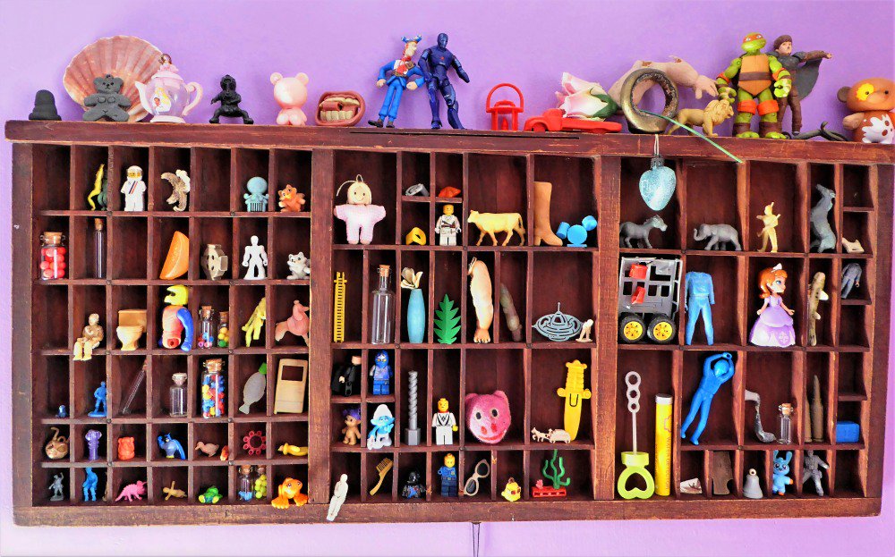 Rainy day task - rearrange your beach-cleaned treasures! <a href="/MuseumofLitter/">Museum of Litter</a> <a href="/FlotsamWeaving/">Jo Atherton (Sayer)</a> <a href="/WoollettLisa/">Lisa Woollett</a> <a href="/Portheras/">Friends of Portheras</a> <a href="/2minbeachclean/">2 Minute Beach Clean</a> <a href="/BareFoot_IOS/">BareFootPhotographer 👣</a> <a href="/BeachBonkersHQ/">Kate</a> <a href="/SAPlastic2018/">Sisters Against Plastic</a>