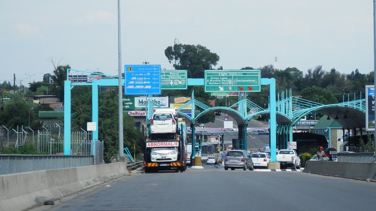 Did you know of the many border gates that surround Lesotho, the two biggest situated on the western side of the country are open 24hrs?