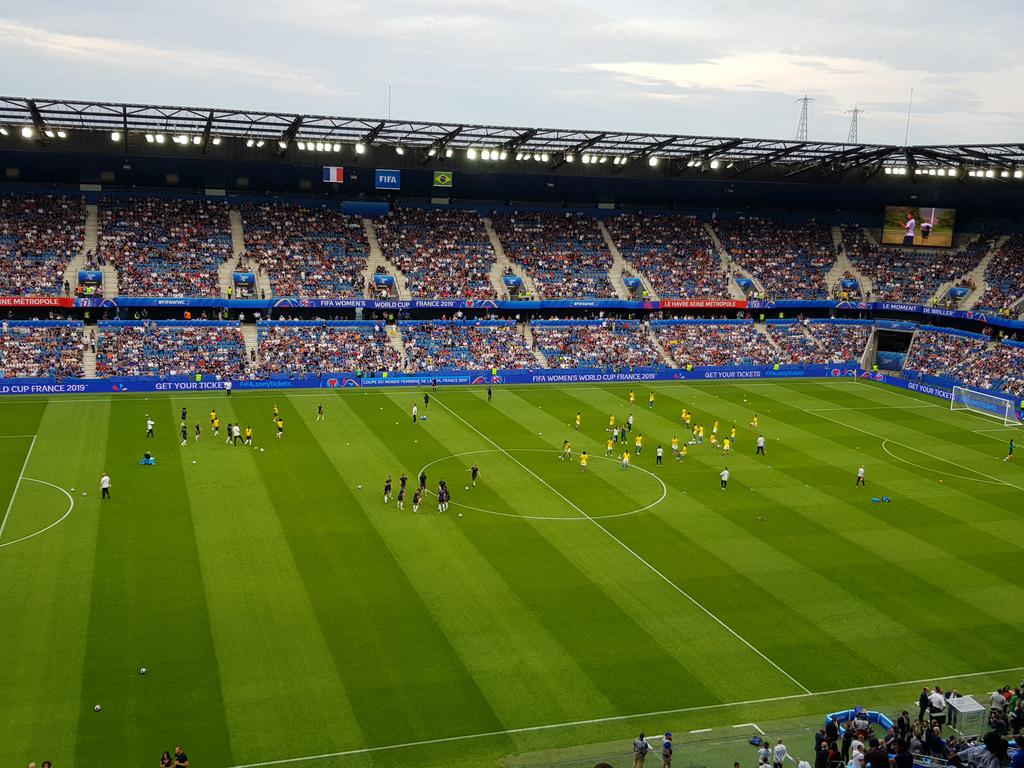 Adrien_Casa's tweet photo. #FRA - #BRA Les tribunes du Stade Océane se remplissent peu à peu. Sur la pelouse, les deux sélections s'échauffent. Coup d'envoi à 21 heures. https://t.co/n953PvaDOz