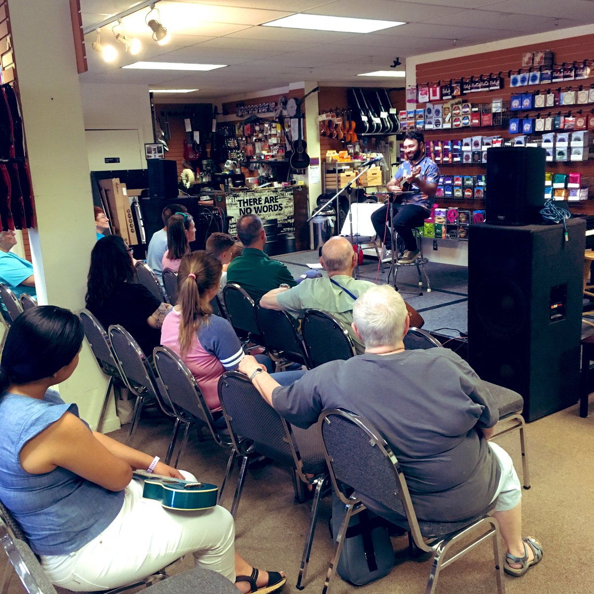 StringsThingsNH's tweet image. Free Ukulele Clinic right now! @StringsThingsNH hosts free public events every month-come join in the fun 🎵#nhmusic #ConcordNH #ukulele #musiclessons