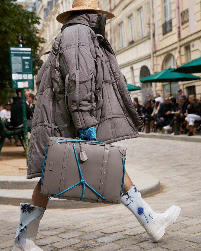 Louis Vuitton on X: #LVMenSS20 Oversized backpacks from #VirgilAbloh's  latest #LouisVuitton Collection presented in Paris. Watch the show on  Twitter or at   / X