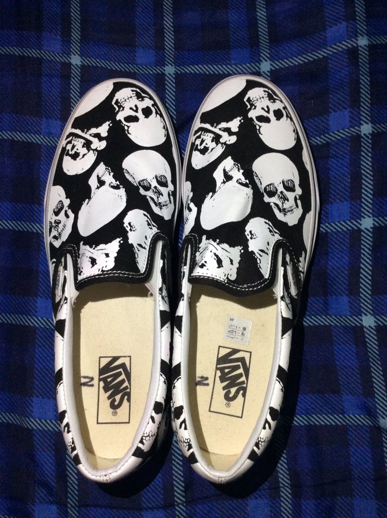 NBerkowitzZz's tweet photo. Estoy vendiendo estos vans en $55, son talla 10. No tienen caja pero están nuevos sin ningún uso. Si alguien está interesado me puede escribir, y si me podrían ayudar con un rt se los agradecería mucho 🖤 https://t.co/uBTk0U2LzI