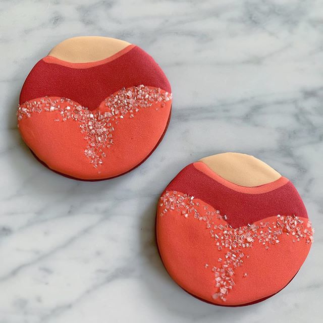 I made these cute little leotard cookies for Pippa’s gymnastics coaches for her last day of training for the year. They are far from perfect as I’m still learning lots, but I think they’ll do the trick and taste delicious. The cookies are Red Velvet Roll… bit.ly/2WWjAU6