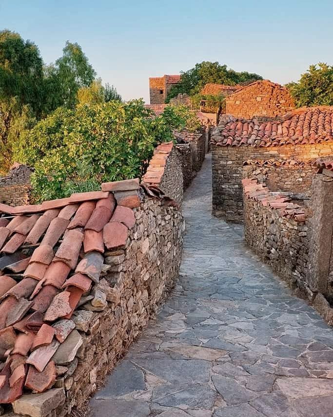 KABYLIEDZ's tweet photo. Le village de Djebla, avec ses anciennes maisons kabyle, se situe sur la crête la plus haute de la commune d'Ath Ksila (Béjaïa), avec une vue imprenable sur la mer méditerranée au nord et la montagne des Ibarissen de Toudja vers l’Est. Ce village est vieux de plus de 400 ans. https://t.co/TB6zKXBsHk