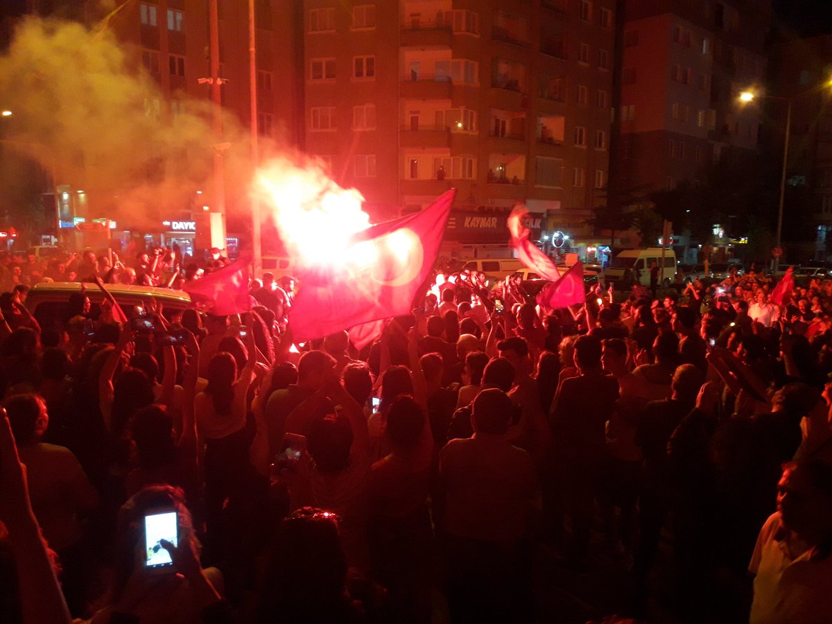 Çorum Halkı seçim sonuçlarını kutluyor.
Yürüyüş Özdoğanlar sapağından başladı Pir Baba Parkın'nda sonlandı.