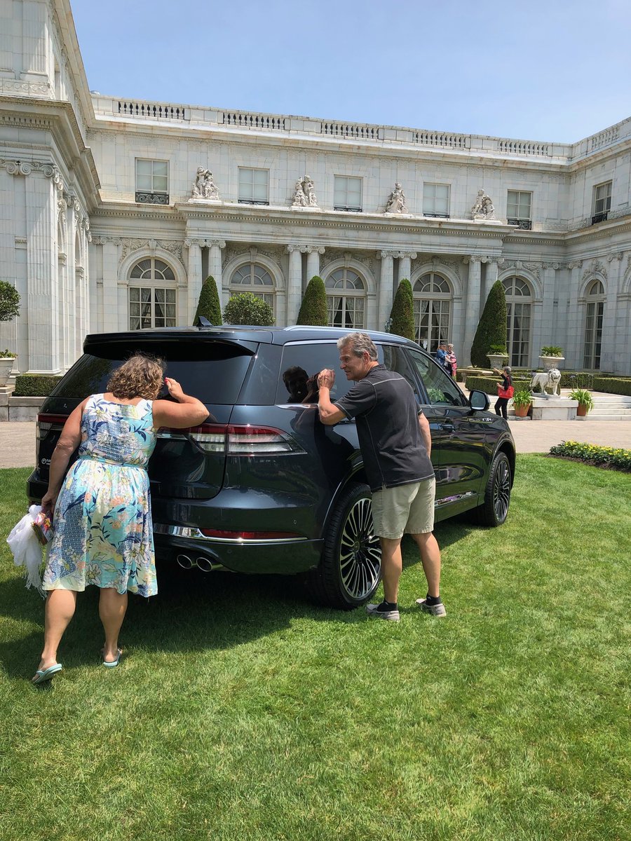 There's still time to check out the 2019 Lincoln Navigator and Lincoln Nautilus at the #NewportFlowerShow today. Ask our friends from <a href="/FloodFLM/">Flood Ford Lincoln</a> about their "Lincoln Date Night" package for a night on the town!