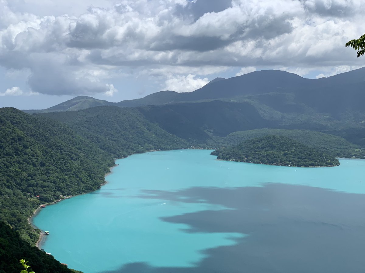 alertux's tweet photo. #ClimaSV 
Espectaculares fotografías del Lago de Coatepeque, Santa Ana. 

Gracias a @MauriOrellanaSV https://t.co/AjAsbUAdCR
