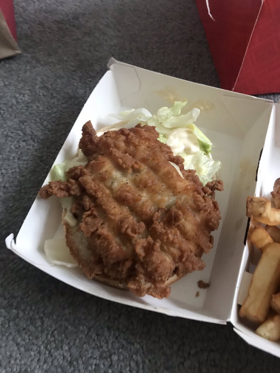ryanbrendonsmit's tweet photo. @kfc great to open my meal to find half of it missing . Top work https://t.co/goK4nfqnKh