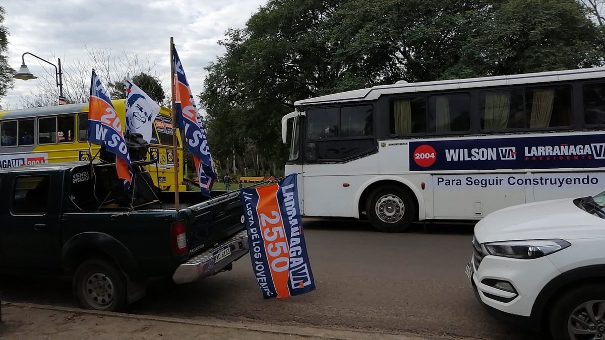 LuciAlvez's tweet photo. En Tacuarembò! Movida en Parque Rodó! Lista 2550, 2004 y 50! #LarrañagaVa #LarrañagaLesGana #WilsonVa ✌️💪⚪️🔵 https://t.co/8GVMBytmHB