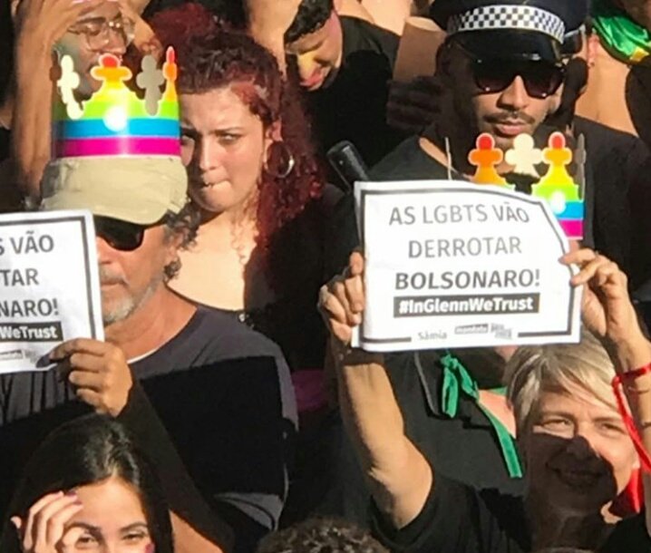 umcansado's tweet photo. RESISTÊNCIA! #pride #paradaaovivo #paradalgbt 🌈✨ https://t.co/Y8tdCyvLPG