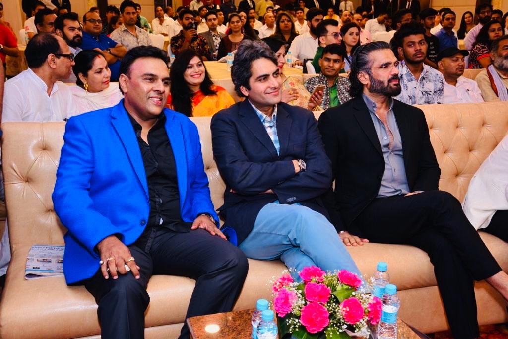 #HeroesNextDoorawards2019 #ChiefGuests#Superstar @SunielVShetty Bhaisaab, Most Popular & Loved Journalist  @sudhirchaudhary ji Friend #EditorinChief #Zeenews #DNA ..Thank u very much for sparing your valuable time & coming all the way to Bestow ur love and blessing on me.Indebted