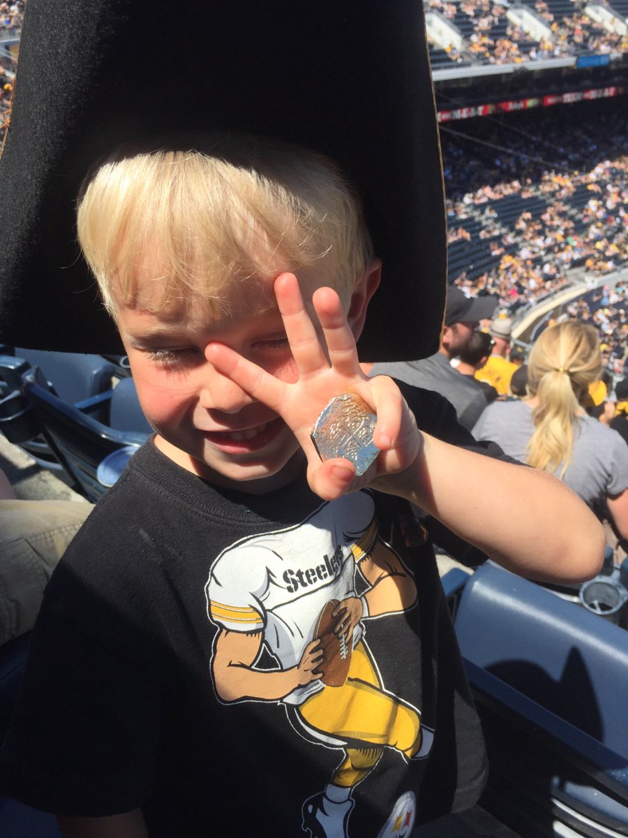 Kacey_Stephens3's tweet photo. Meeting “real” pirates and getting pirate treasure at the game!
#LetsGoBucs https://t.co/DsCbn3D78F