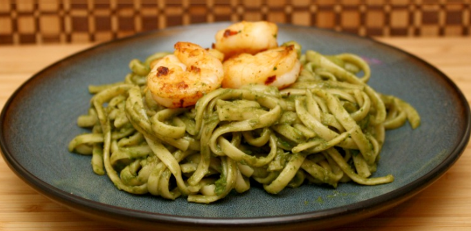 Delicious and easy Shrimp Linguine - just 7 WW Points!! slapdashmom.com/avocado-lingui…