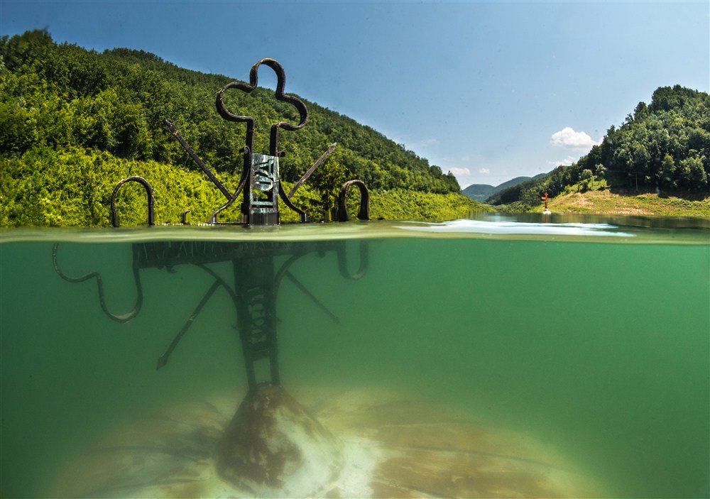 Mene ovolika voda uopšte ne čudi. Ne možeš očekivati ništa dobro nakon što potopiš svetinju. Poruke su tu, treba ih čitati...