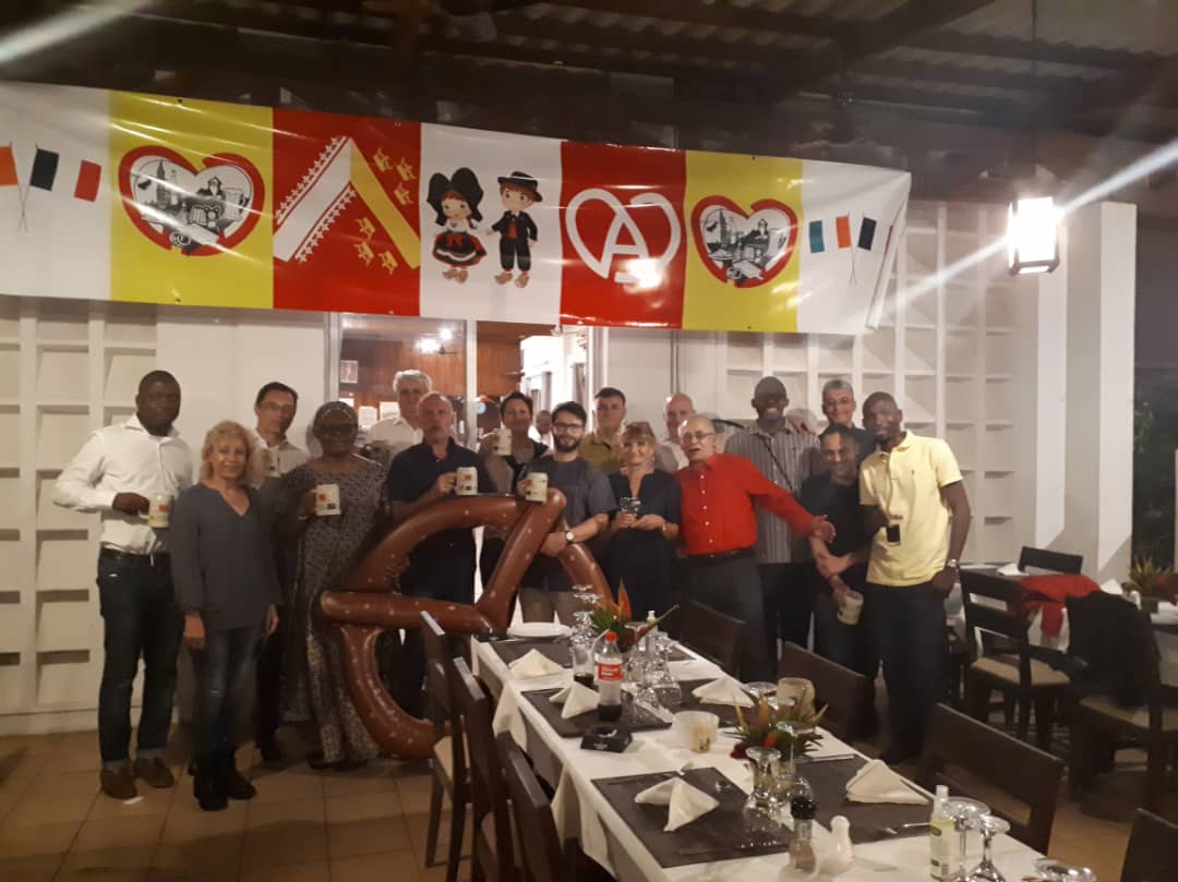 expsecciv's tweet photo. Hier soir, soirée tarte flambée-bière-chocroute-Riesling-Crément d'Alsace  pour les convives de l'amicale des alsaciens de Côte d'Ivoire à l'occasion de l'Alsace Fan Day.
Un grand merci à tous les participants pour cet excellent moment de partage. https://t.co/AcCclHzDdV