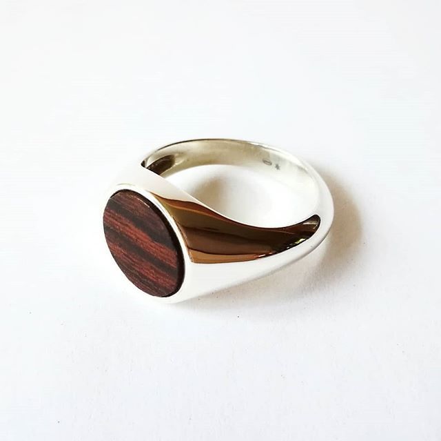 Aysa_Anna's tweet photo. I still love signet rings: classic, bold and no rules!

Sterling silver signet ring - palisander wood

#signet #boldandbeautiful #goldsmithing #goldsmith #ladysmith #jewelry #aysa #minimal  #jewelrydesign #classic #simplicity #artisanship #handmadejewelr… https://t.co/p74bTDYAfr https://t.co/KlNuLiFAGe
