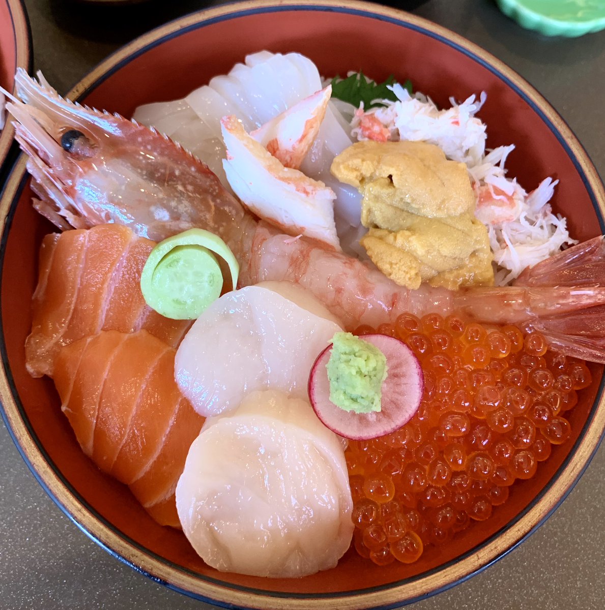 #函館市 「#うにのむらかみ 」
#食べ比べ丼 (#塩水うに #無添加生うに )
#豪華海鮮丼 
・
メチャクチャ美味いです😋
濃厚な甘さと、とろける口どけ・・・
#利尻礼文島産 #エゾバフンウニ 解禁！
と言うことで、#ムラサキウニ とハーフハーフで😋
・
#函館朝市 #函館 #海鮮丼 #ウニ丼