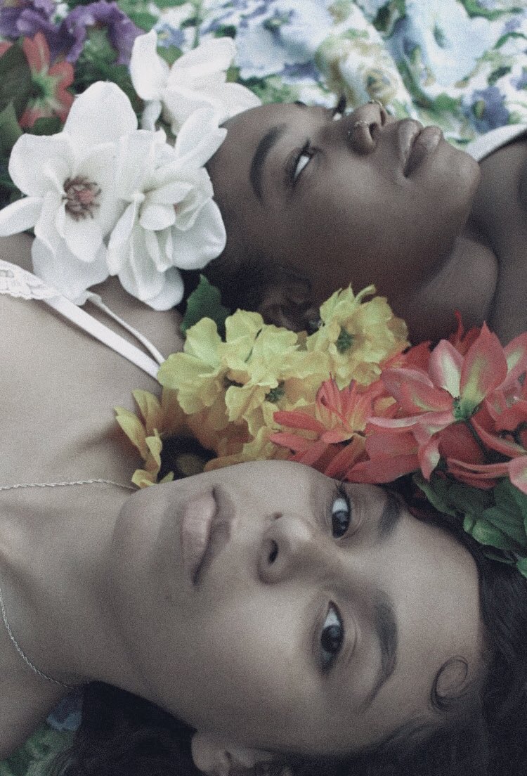 CreeAdu's tweet photo. A Goddess in flowers 📸 @Jasminsenpai https://t.co/ZlvE29NQLu