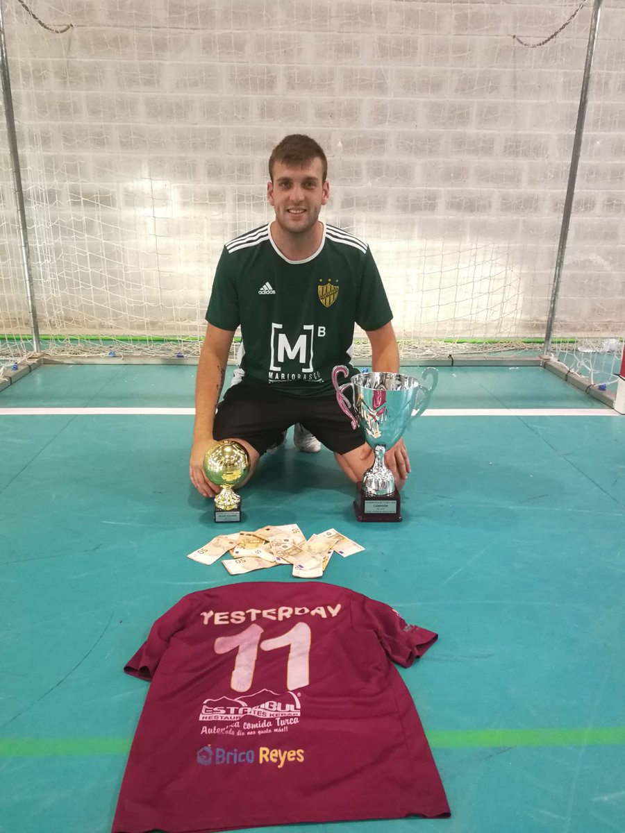 La Josua gana el mejor jugador del campeonato 🎆🎊⚽
Hat trick en la final 💙