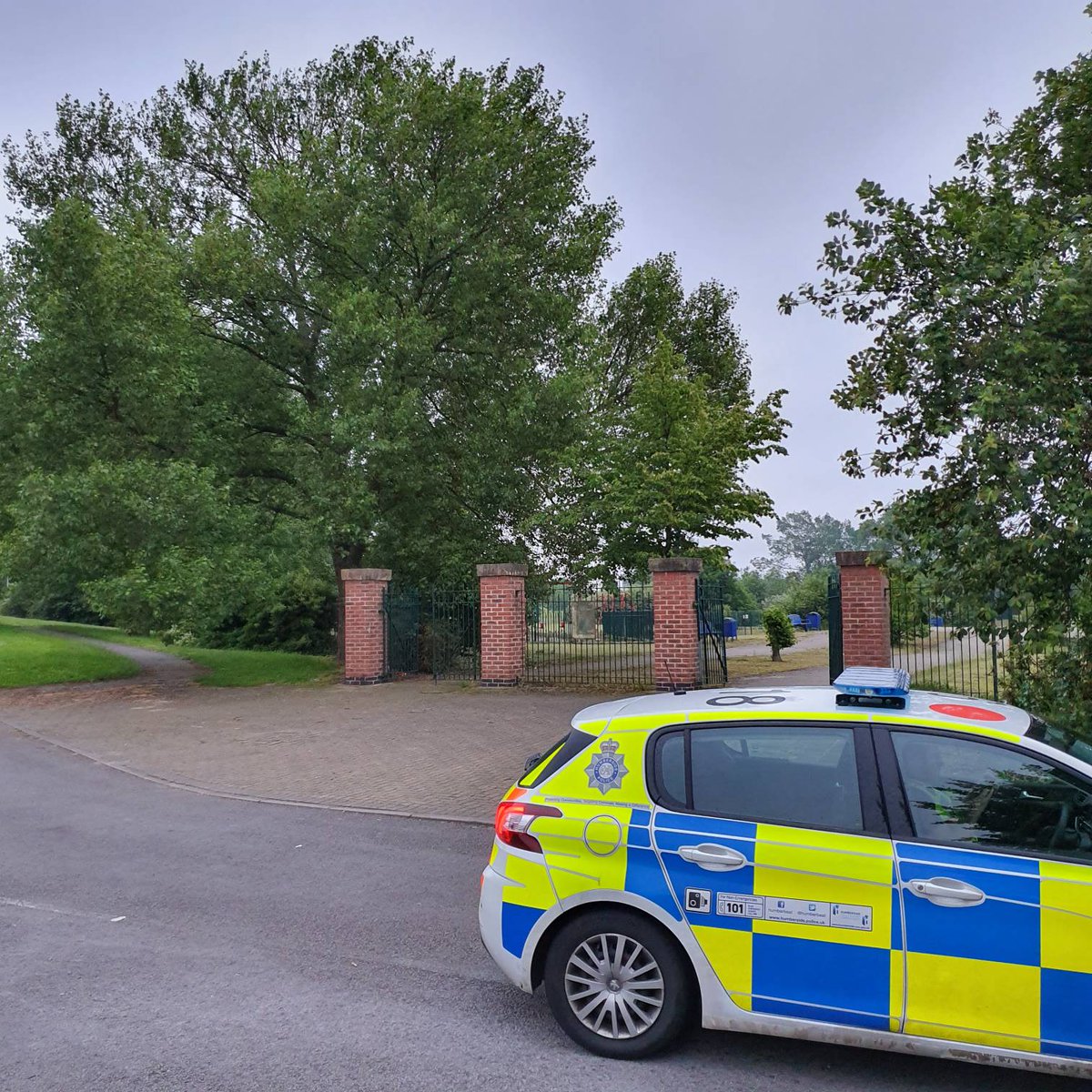 HP_NorthHull's tweet photo. #OpYellowfin officers are out on patrol again. Currently keeping an eye around a slightly damp Bransholme. Call 101 and quote OpYellowfin to let us know about any issues you are suffering due nuisance motorcycles. #playingoutintherain https://t.co/cfgl1Oj9jQ