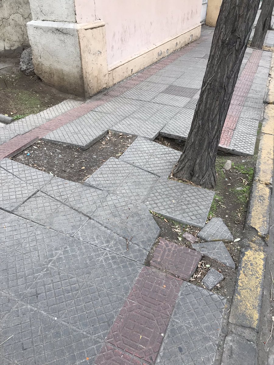 CARARAU's tweet photo. Estimados, esperamos solución en calle Eupora entre guardia vieja y Pedro de Valdivia, las veredas llevan años en estas condiciones, imposible transitar con coches, sillas de ruedas, etc. Se debe bajar a la calle para poder pasar @Muni_provi @hubprovidencia @DeProvidencia https://t.co/pJ86vI5Q01
